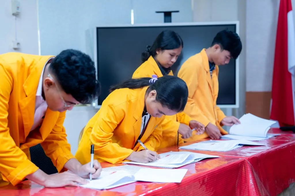 A university official addressing the attendees at the Radhiyan Pet Care scholarship ceremony.
