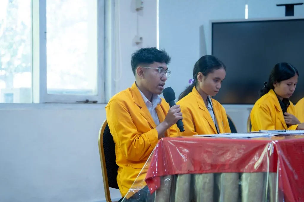 Another successful student accepting their Radhiyan Pet Care scholarship agreement from university officials.