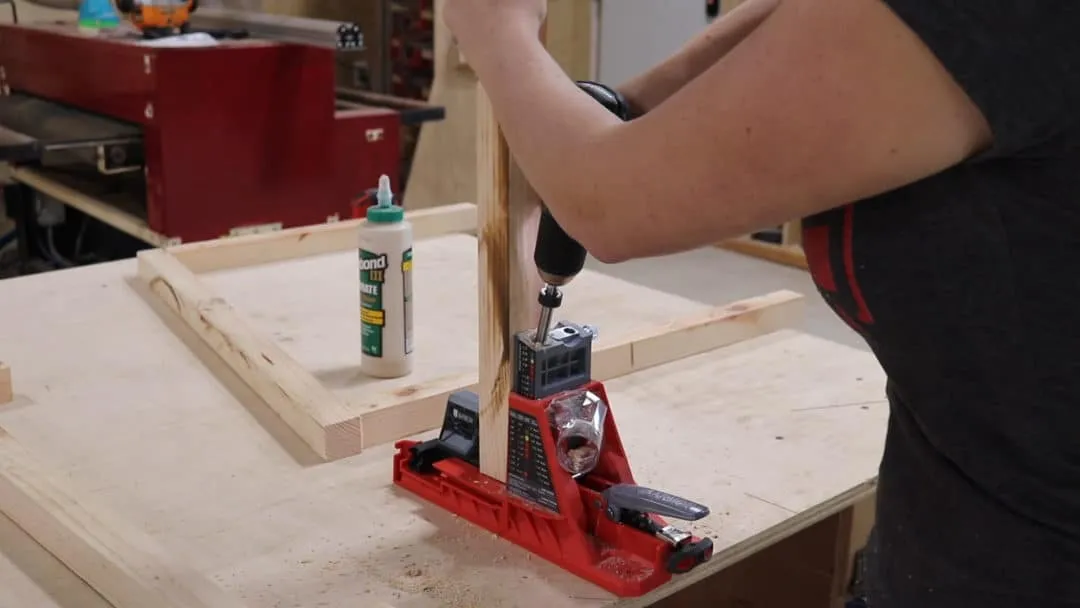 Assembling the side frame of the dog house