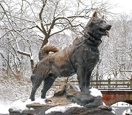 Close-up of the Balto statue inscription highlighting his qualities