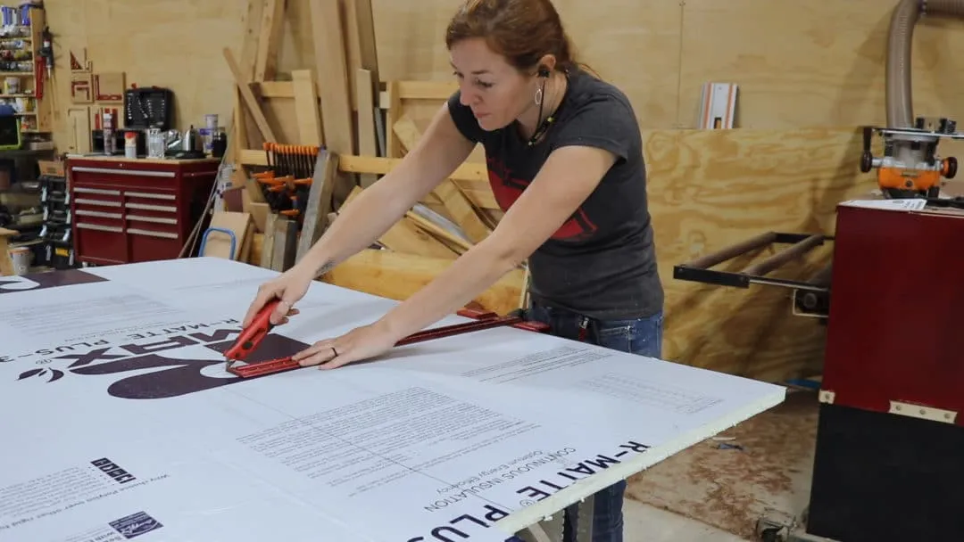 Cutting and fitting insulation for the floor