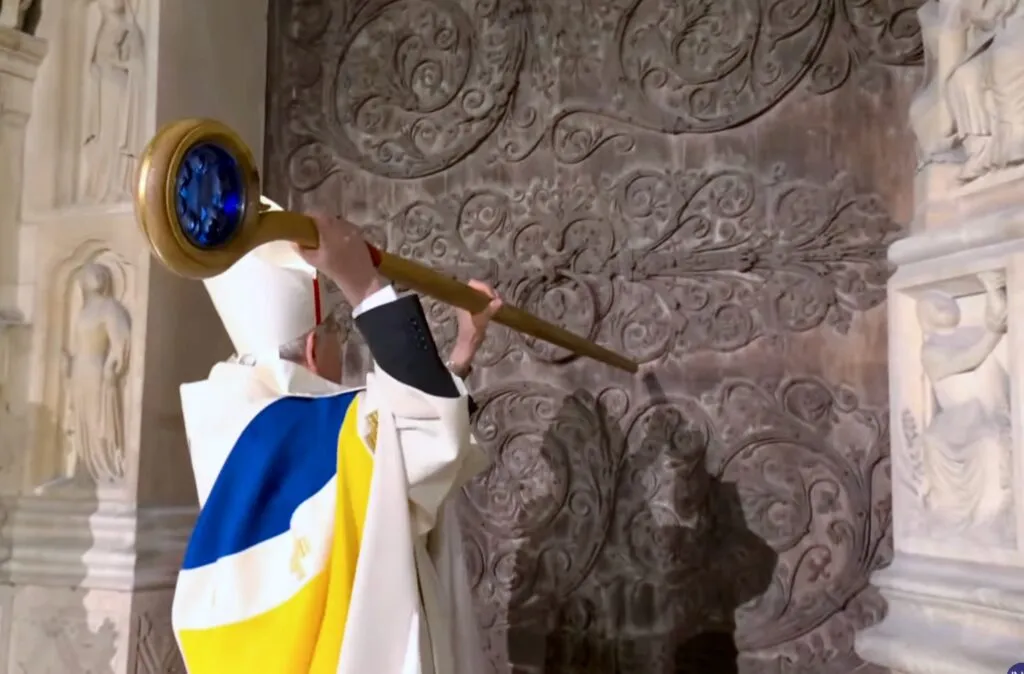 Facing a threshold: The critical moment of understanding 'between the dog and the wolf' in canine cues.