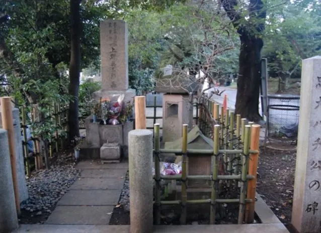 Hachiko's monument resting beside Professor Ueno's tomb in Aoyama Cemetery