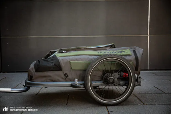 The TAXXI DOG dog bike trailer, once folded, becomes compact and easy to store for travel.