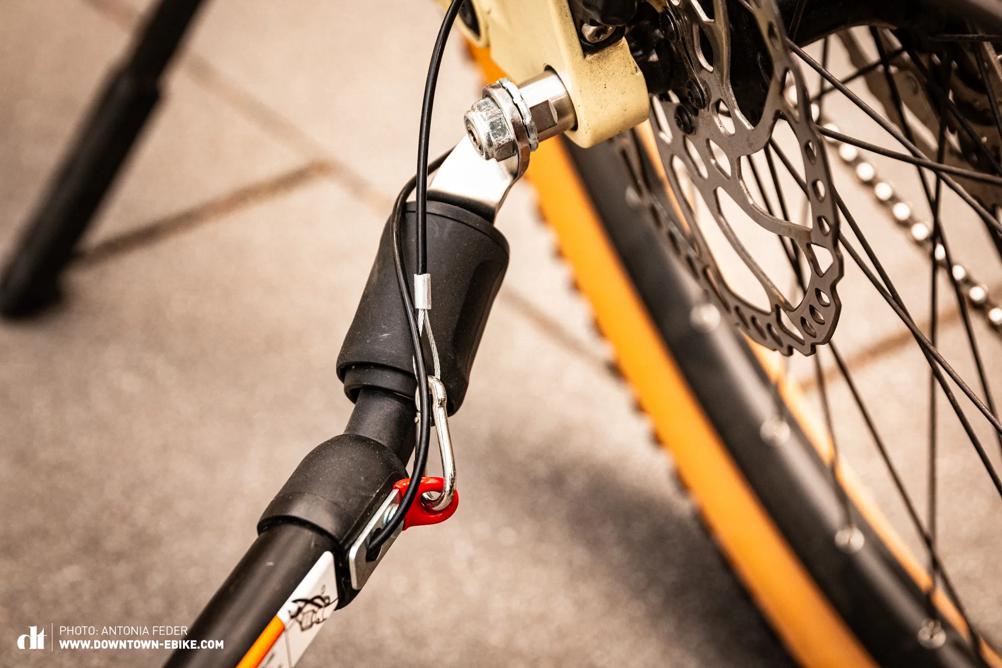 The thin yet practical safety line on the drawbar of the Hamax bicycle dog trailer.