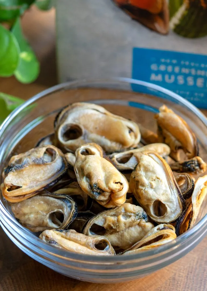 Dehydrated green-lipped mussels, a healthy and beneficial treat for dogs, particularly for joint health.