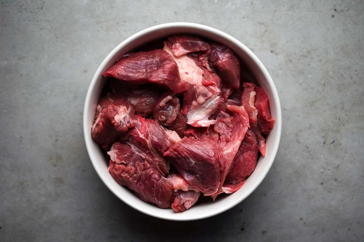 Example of raw meat for raw dog food (Photo: Adobe Stock)